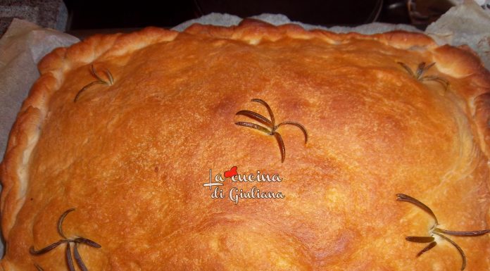 Focaccia con salsiccia,certosa e rucola