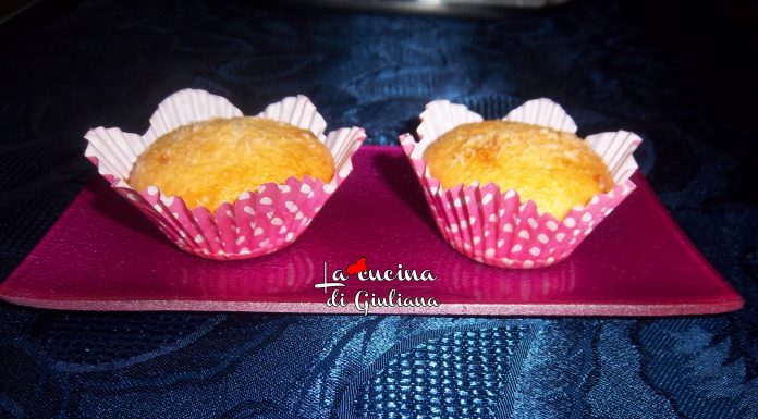 Muffin al cocco, yogurt e gocce di cioccolato