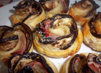 Rose di pasta sfoglia con melanzane