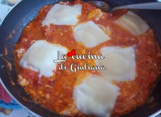 Uova con pomodori freschi e fontina