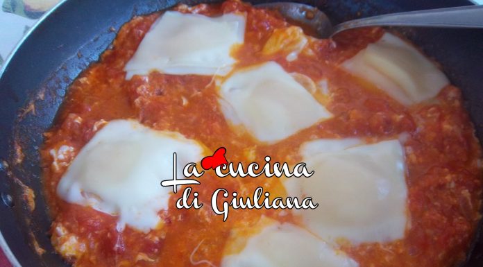 Uova con pomodori freschi e fontina