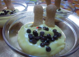 Coppa golosa con crema pasticcera,caramello e gocce di cioccolato