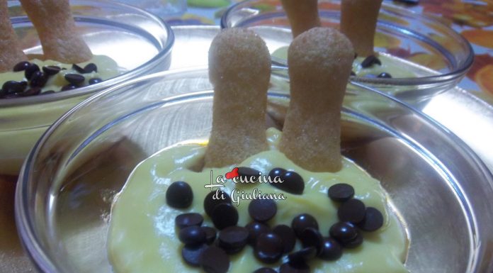 Coppa golosa con crema pasticcera,caramello e gocce di cioccolato