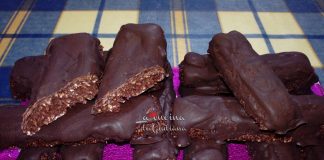 Barrette proteiche al cocco ricoperte di cioccolato fondente