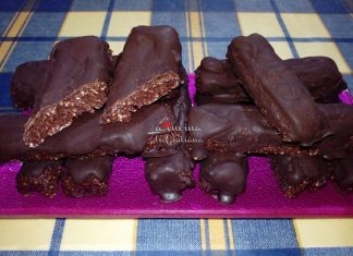 Barrette proteiche al cocco ricoperte di cioccolato fondente