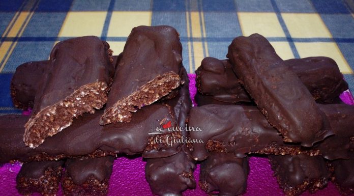 Barrette proteiche al cocco ricoperte di cioccolato fondente