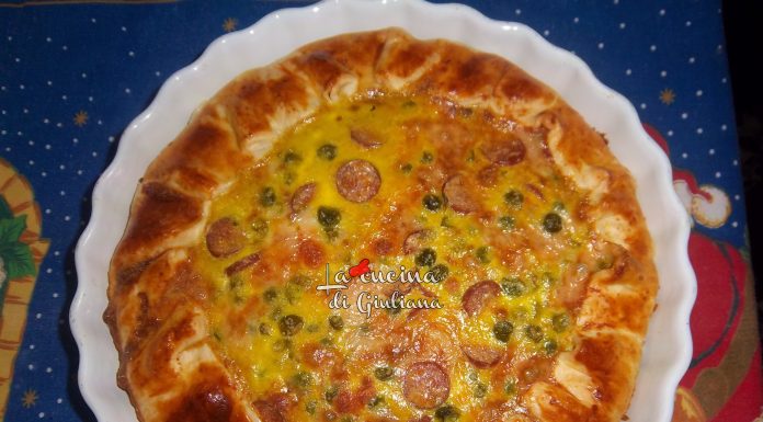 Torta salata con piselli,wurstel e mozzarella