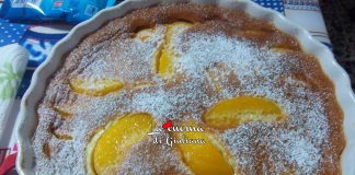 Clafoutis con pesche sciroppate