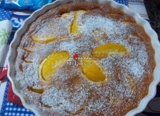 Clafoutis con pesche sciroppate