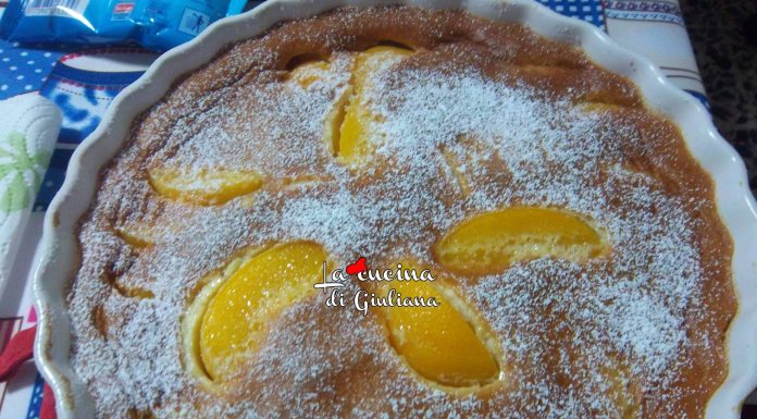 Clafoutis con pesche sciroppate
