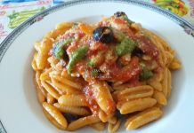 Maloreddus con ragù, olive nere e pesto.