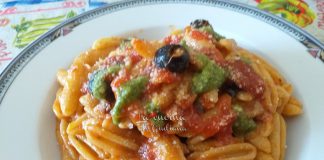 Maloreddus con ragù, olive nere e pesto.