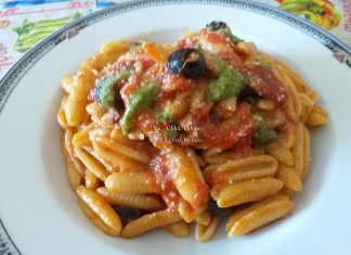 Maloreddus con ragù, olive nere e pesto.