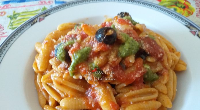 Maloreddus con ragù, olive nere e pesto.