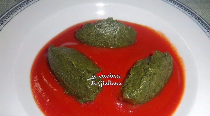 Quenelle di ricotta light e spinaci al pomodoro.